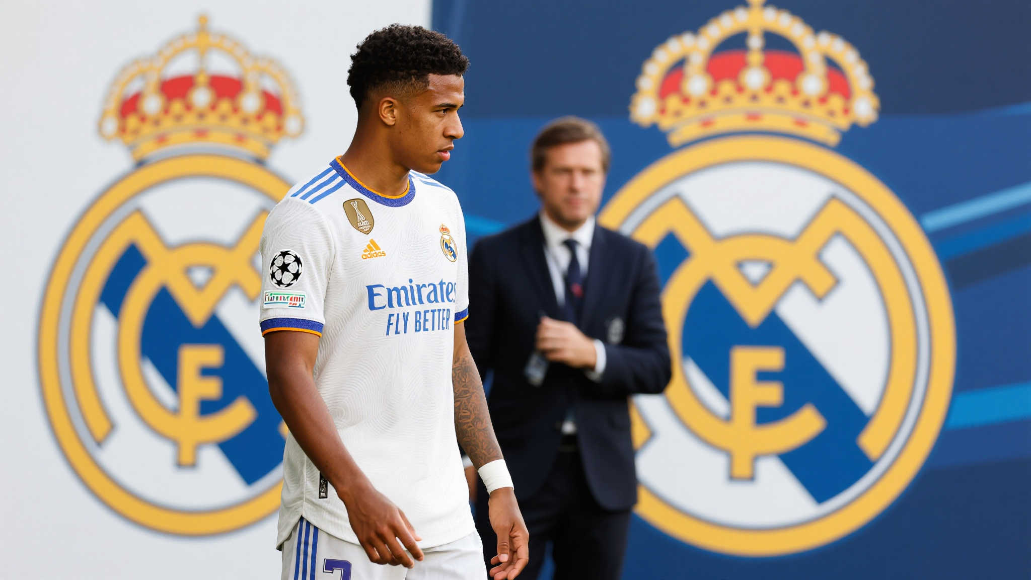 拜仁多次关注古斯托,但右后卫引援并非当前优先事项 这种持续性的跟踪不是偶然。在世界顶级豪门球队中,对